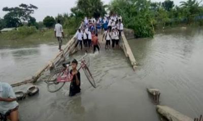 আবারও ভেঙে পড়েছে আশাশুনির বাঁকড়া সেতু