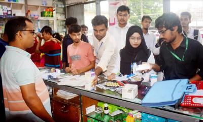 বরিশাল ওষুধের দোকানে শিক্ষার্থীদের অভিযান