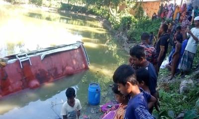 কিশোরগঞ্জে নিয়ন্ত্রণ হারিয়ে শ্রমিক বহনকারী বাস পুকুরে