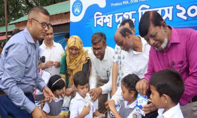 ১৬০০ শিশুকে দুধ পান করালো বাকৃবি