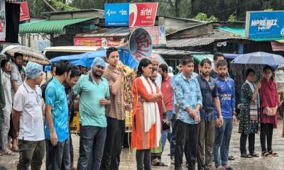 বৃষ্টিতে ভিজে শিক্ষার্থীদের উপর হামলার প্রতিবাদে বাকৃবিতে বিক্ষোভ