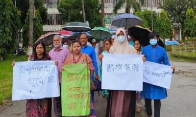 বৃষ্টিতে ভিজে শিক্ষার্থীদের পাশে বাকৃবির সোনালী দলের শিক্ষকরা