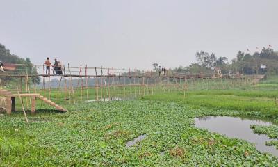 তিতাস নদীর উপর অস্থায়ী সাঁকো, পাকা সেতুর দাবি ৪৫ হাজার মানুষের