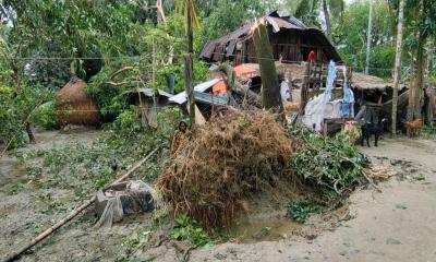 ঘূর্ণিঝড় রেমালের তাণ্ডবে লন্ডভন্ড উপকূলীয় জেলা বরগুনা