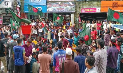 বৃষ্টি উপেক্ষা করে বরগুনায় ছাত্র-জনতার গণমিছিল