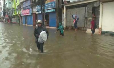 বরিশালে টানা বৃষ্টিতে তলিয়ে গেছে নগরীর বিভিন্ন সড়ক