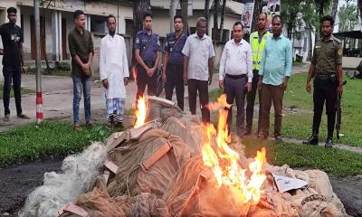 বরিশালে ১২টি অবৈধ জালসহ ট্রলার জব্দ