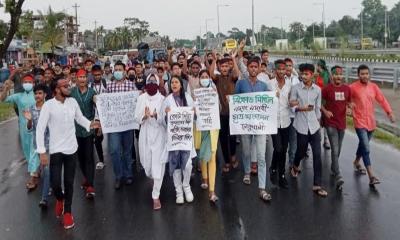 বাকেরগঞ্জে বৃষ্টি উপেক্ষা করে বৈষম্যবিরোধী ছাত্র আন্দোলনের বিক্ষোভ