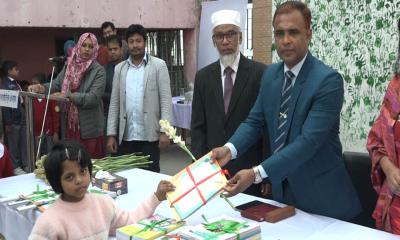 বরিশালে উৎসব ছাড়াই বই বিতরণ, নতুন বই পেয়ে খুশি শিক্ষার্থীরা