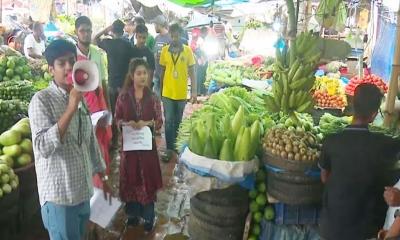 বরিশালে বাজার মনিটরিংয়ে শিক্ষার্থীরা