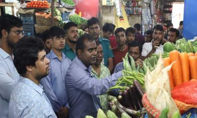 ঢাকায় সবজির দাম বাড়াচ্ছে ১২০০ ফড়িয়া