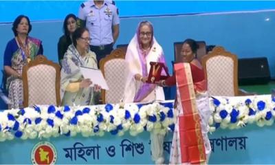 বিশিষ্ট ৫ নারীর হাতে বেগম রোকেয়া পদক তুলে দিলেন প্রধানমন্ত্রী