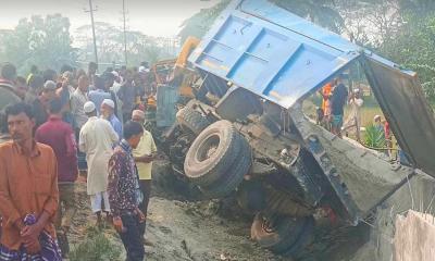 ময়মনসিংহে বালুবাহী ট্রাকে ট্রেনের ধাক্কা, নিহত ৪