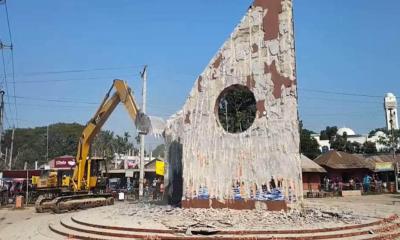 বোয়ালমারীতে বঙ্গবন্ধু স্বাধীনতা স্মৃতিস্তম্ভ ভাঙচুর