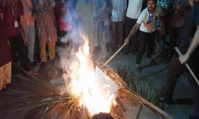 রাষ্ট্রপতির পদত্যাগ দাবি: বঙ্গভবনের সামনের সড়কে আগুন