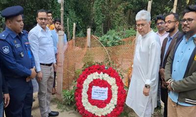 বোয়ালখালীতে শহিদ ওমরের কবর জিয়ারত করলেন শিল্প উপদেষ্টা