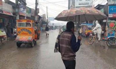 বরিশালে হালকা বৃষ্টিতে জনজীবনে প্রভাব