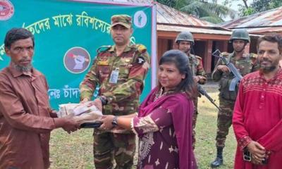 চাঁদপুরে বন্যার্তদের মাঝে সেনাবাহিনীর বীজ ও নগদ অর্থ বিতরণ