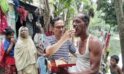 ছোট ভাই সংগ্রামের জয়ে পাড়া মহল্লায় মিষ্টি নিয়ে ছুটছেন বড় ভাই কবীর