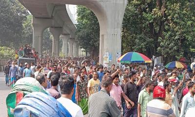 প্রেসক্লাবের সামনে ব্যাটারিচালিত রিকশাচালকদের অবস্থান, রাজধানীজুড়ে যানজট