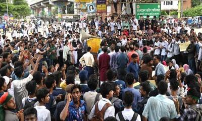 ৬ ঘণ্টা পর সড়ক ছাড়লেন শিক্ষার্থীরা