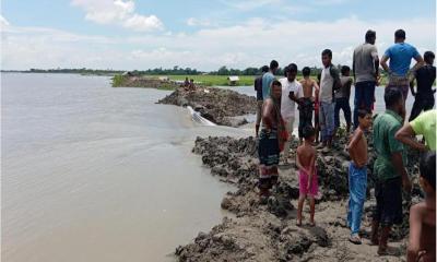 দাকোপে বেড়িবাঁধ নদীগর্ভে বিলীন