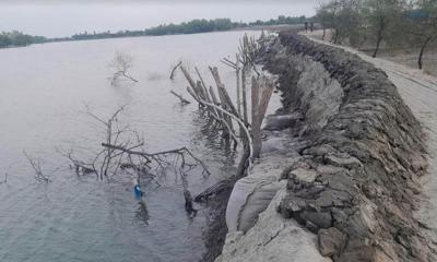 ঝুঁকিপূর্ণ বেড়িবাঁধ নিয়ে দুশ্চিন্তায় হাতিয়ার মানুষ