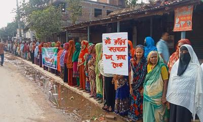 দৌলতপুরে কারখানা চালুর দাবিতে শ্রমিক-কর্মচারীদের মানববন্ধন