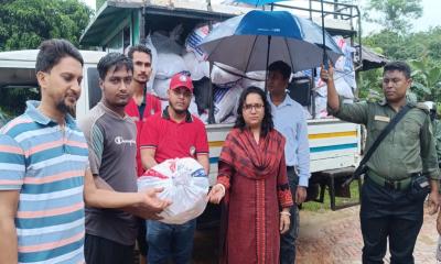 বন্যায় ক্ষতিগ্রস্ত মানুষের মাঝে খাবার পৌঁছে দিলেন ইউএনও ডেজী চত্রুবর্তী