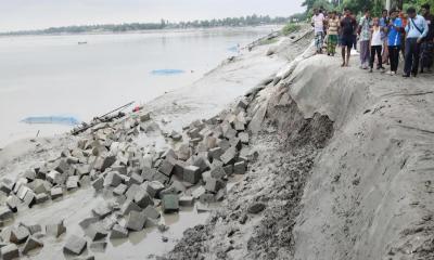 দুর্বল বেড়িবাঁধ, ক্রমশই ভেঙে যাচ্ছে দেবহাটার ইছামতি নদীর ভাতশালা এলাকা