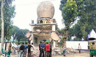 ধামরাইয়ে গুঁড়িয়ে দেওয়া হলো ‘বুচাই চাঁন পাগলার মাজার