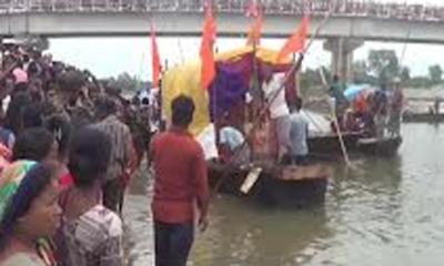 নৌপথে কান্তজীউ বিগ্রহ নিয়ে আসা হচ্ছে রাজবাড়ীতে