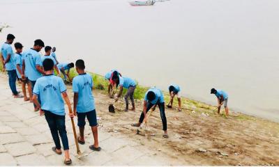 দোহারে ‘স্বেচ্ছাসেবী সংগঠন পদ্মা’র উদ্যোগে বাঁধ পরিষ্কার কার্যক্রম