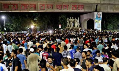 মধ্যরাতে বিক্ষোভ শেষে হলে ফিরলেন ঢাবি শিক্ষার্থীরা