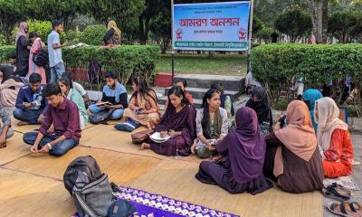 স্থায়ী শ্রেণিকক্ষের দাবিতে আমরণ অনশনে ইবির চারুকলা বিভাগ