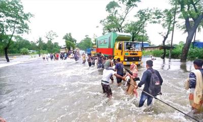 বন্যায় ক্ষতিগ্রস্ত অর্ধকোটি মানুষ, প্রাণ গেছে ১৫ জনের