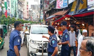 ফেনী শহরে যানজট নিয়ন্ত্রণে মাঠে নামলেন এসপি হাবিবুর