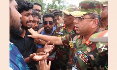 ফেনীর বন্যাকবলিত এলাকা পরিদর্শন করেছেন সেনাপ্রধান