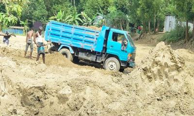 ফেনীতে অবৈধভাবে বালু লুটের মহোৎসব চলছে