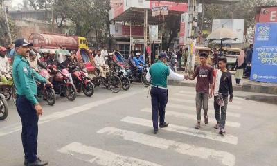 ট্রাফিক আইন মান্যকারীদের ফুলেল শুভেচ্ছা ও চকলেট বিতরণ