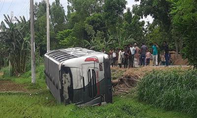 গাইবান্ধায় বাস উল্টে হেলপার নিহত, আহত ১০