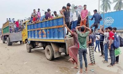 ঝুঁকি নিয়ে পশুবাহী ট্রাকে করে ঘরে ফিরছেন মানুষ