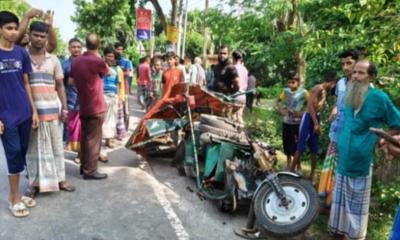 বাসের সাথে ব্যাটারি চালিত অটোরিকশার মুখোমুখি সংঘর্ষে দুইজন নিহত