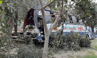 অভয়নগরে বাসের ধাক্কায় মোটরসাইকেল চালক নিহত, আহত ১০