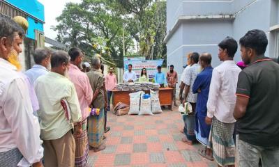 গোসাইরহাটে ক্ষুদ্র ও প্রান্তিক কৃষকদের মাঝে বিনামূল্য সার-বীজ বিতরণ