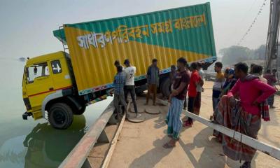 ফেরিঘাটে আটকে থাকা কাভার্ডভ্যান ১০ ঘণ্টা পর উদ্ধার