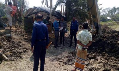 গুরুদাসপুরে সরকারি রাস্তা নষ্ট করে মাটি স্থানান্তর