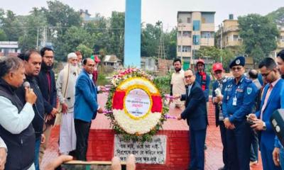 হবিগঞ্জে শহীদ বুদ্ধিজীবী দিবসে স্মৃতিস্তম্ভে পুষ্পস্তবক অর্পণ