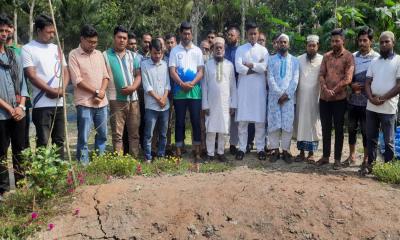 পটুয়াখালীতে জুলাই আন্দোলনে নিহতদের কবর জিয়ার করলেন হাসনাত আব্দুল্লাহ