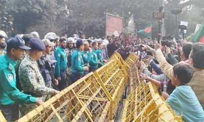 পুলিশের বাধায় শিক্ষাভবন মোড়ে অবস্থান ইনকিলাব মঞ্চের